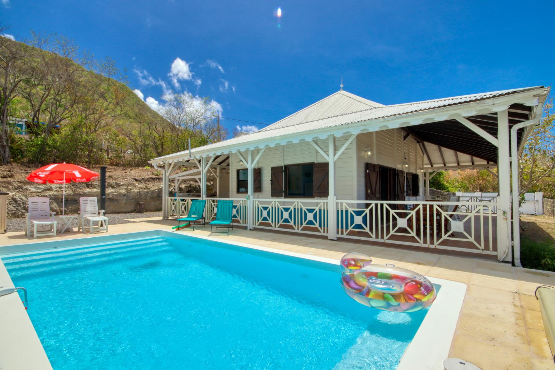 facade et piscine location de villa martinique 8 personnes